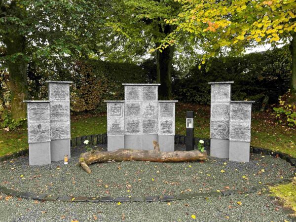Friedhof in O - Stelen am Lebensfluß - Kolumbarium 1 hellgrau